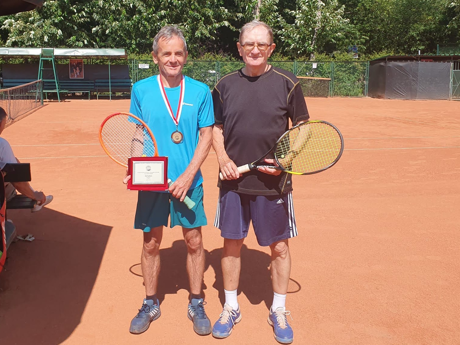 Sławek Drąg prezentujacy na kortach nagrodę i medal  i stojący obok niego prezes R.StefanowskiRoman