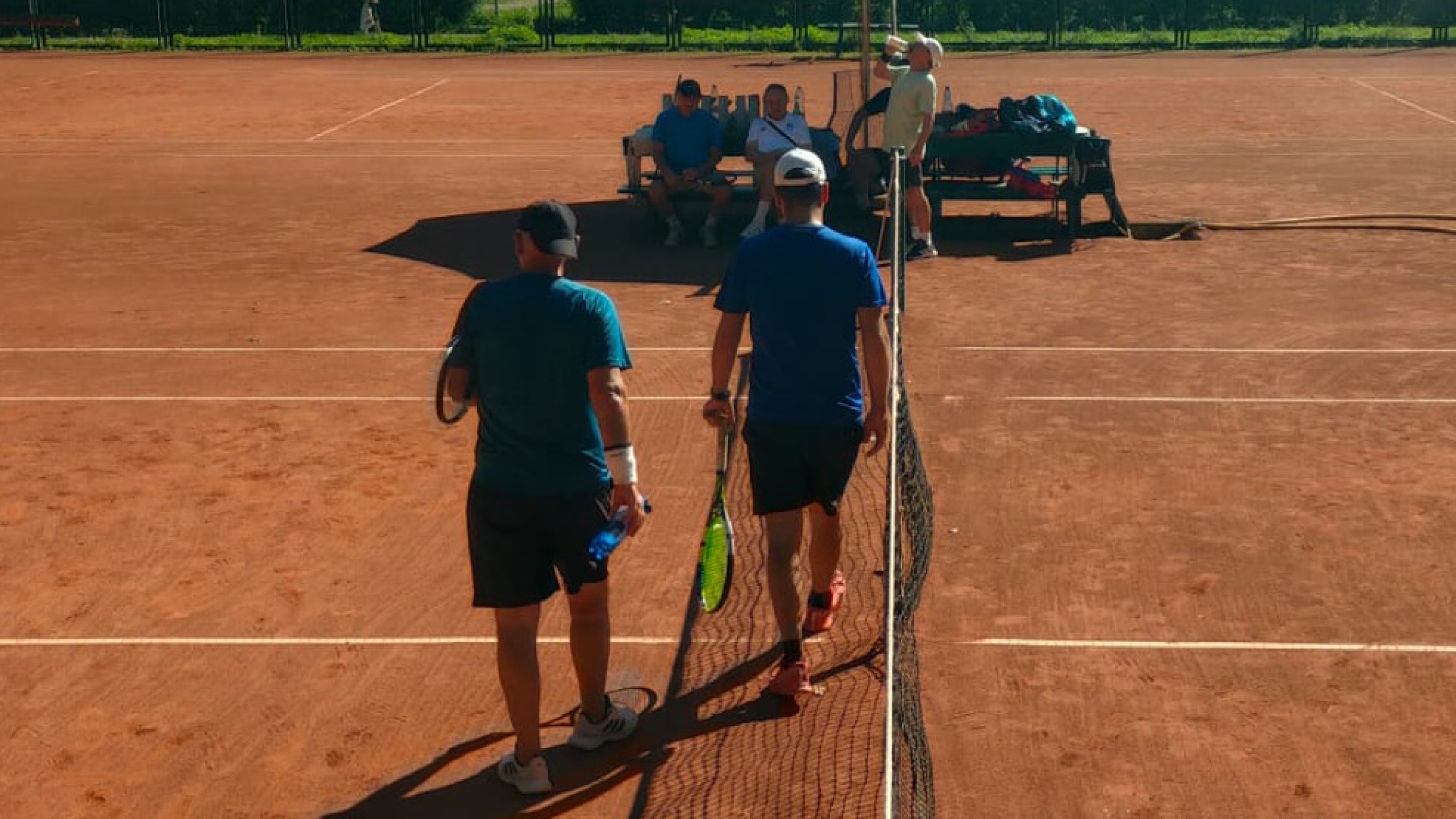 Zwireki i Bartek schodzacy z kortu po meczu.